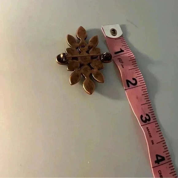 Vintage Le brooch Medallion Flower Like Green Stone - Picture 3 of 3